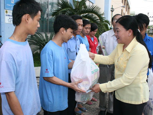 Bà Nguyễn Thị Bích Thủy, Phó Chủ tịch LĐLĐ TPHCM, tặng quà Tết cho công nhân KCN Tân Tạo