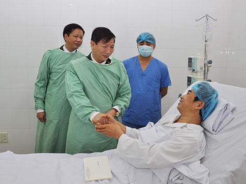 PGS-TS Hoàng Mạnh An thăm bệnh nhân ghép đa tạng (Ảnh do bệnh viện cung cấp)