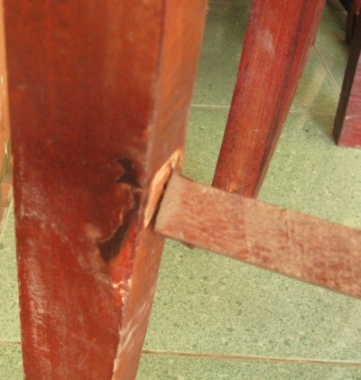 Ch&acirc;n b&agrave;n được lắp gh&eacute;p sơ s&agrave;i bằng gỗ tạp