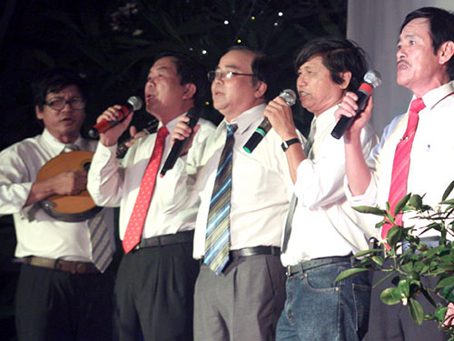 Nhạc sĩ Nguyễn Duy Khoái (bìa trái) đệm đàn trong lễ kỷ niệm 40 năm Tổng đoàn
Học sinh Đà Nẵng (1971-2011) Ảnh: Văn Tiến Nhạc sĩ Nguyễn Duy Khoái (bìa trái) đệm đàn trong lễ kỷ niệm 40 năm Tổng đoàn
Học sinh Đà Nẵng (1971-2011) Ảnh: Văn Tiến