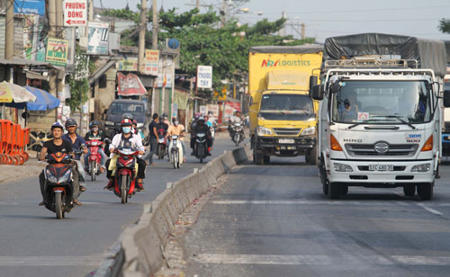 Lưu thông trên tuyến Quốc lộ 1 đoạn qua quận Thủ Đức, TP HCM trật tự, ít tai nạn hơn nhờ có dải phân cách Ảnh: Hoàng Triều