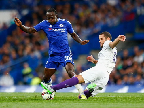 Victor Moses tranh bóng với đối phương