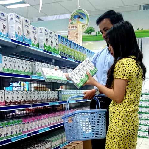 Sữa tươi Vinamilk 100% đứng đầu về cả sản lượng bán ra lẫn doanh số bán ra trong phân khúc nhóm các nhãn hiệu sữa tươi