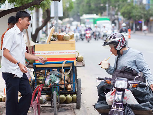 Dừa tươi hiện rất hút hàng vì trời nóng Ảnh: Hoàng Triều