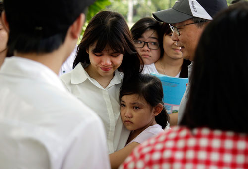 Sau môn thi cuối cùng, TS Nguyễn Thị Mỹ Linh (quê Kiên Giang; học sinh Trường THPT Ngô Thời Nhiệm, quận 9, TP HCM) đã bật khóc khi được gặp lại người thân sau 1 năm xa nhà để học tập và ôn thiẢnh: QUỐC CHIẾN