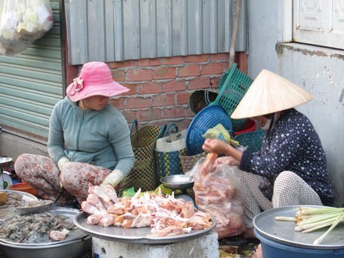 Thịt gà đông lạnh rã đông và thịt gà không bao bì được bán nhiều ở các chợ trên địa bàn TP HCM