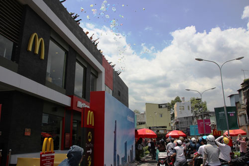 Khách hàng xếp hàng nhận đồ chơi, quà tặng từ cửa hàng thức ăn nhanh McDonald’s (quận 1, TP HCM) Ảnh: LÊ PHONG