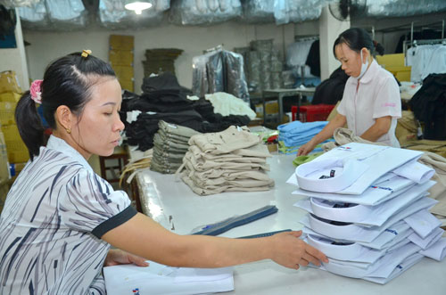 Khi Hiệp định Đối tác kinh tế chiến lược xuyên Thái Bình Dương được ký kết, xuất khẩu dệt may có cơ hội tăng trưởng mạnh. Trong ảnh: Kiểm tra chất lượng sản phẩm tại Công ty CP May Sài Gòn 2 Ảnh: Tấn Thạnh