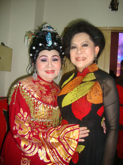 Nghệ sĩ Thanh Loan (trái) và ca sĩ Giao Linh trong một chương trình mừng Xuân mới do Sân khấu Sen Hồng tổ chức