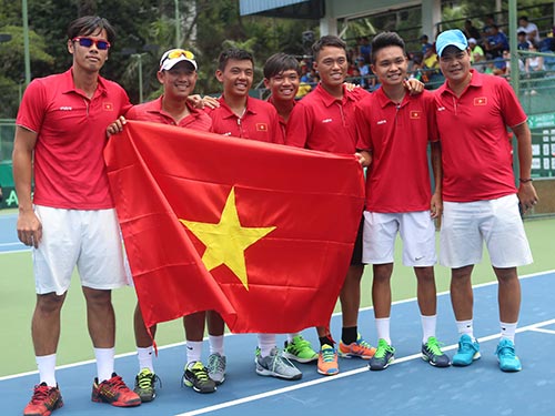 Tay vợt Lâm Quang Trí (bìa trái) cùng đội tuyển Việt Nam sau khi giành quyền thăng hạng nhóm II Davis Cup khu vực châu Á - Thái Bình Dương Ảnh: ĐỨC ANH