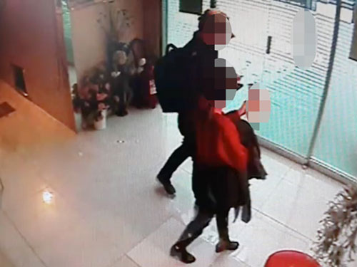 Một nữ sinh (phải) vào nhà nghỉ với người mua dâm trước khi bị người này sát hại hồi tháng trước ở Hàn Quốc Ảnh: Yonhap