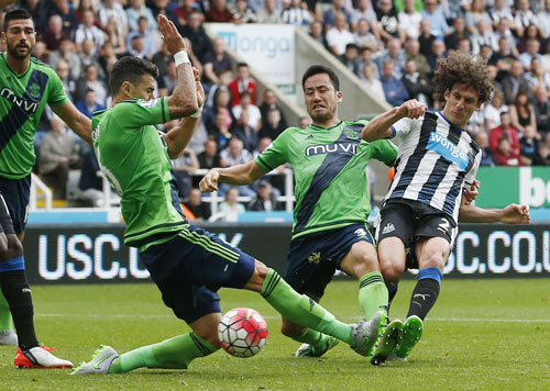 Fonte và Yoshida của Southampton trong trận hòa Newcastle 2-2 ở vòng 1                       Ảnh: REUTERS