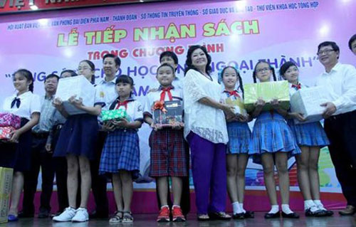 Nghệ sĩ Kim Cương trao tặng sách cho học sinh ngoại thành TP HCM vào ngày 14-8Ảnh: Hoàng Giang