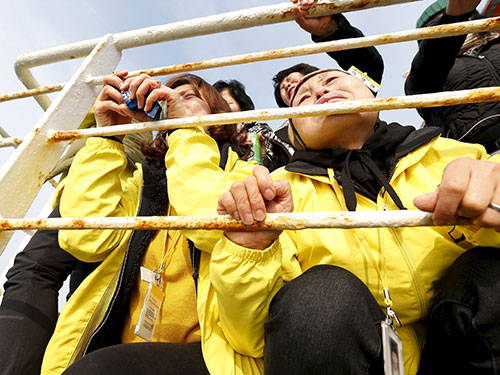 Người thân tưởng nhớ các nạn nhân vụ chìm phà Sewol Ảnh: REUTERS