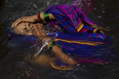 Các tín đồ đạo Hindu vẫn đắm mình dưới dòng sông thiêng Godavari bất chấp ô nhiễm Ảnh: AP