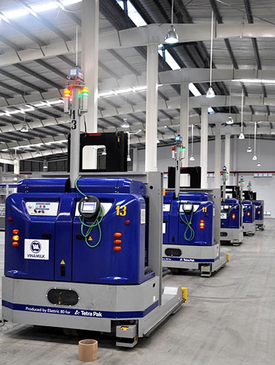 Tại Nhà máy sản xuất sữa nước của Vinamilk, Rô-bốt (LGV) điều khiển toàn bộ quá trình từ nguyên liệu dùng để bao gói tới thành phẩm, giúp kiểm soát tối ưu về chất lượng và đảm bảo hiệu quả về chi phí. Tại Nhà máy sản xuất sữa nước của Vinamilk, Rô-bốt (LGV) điều khiển toàn bộ quá trình từ nguyên liệu dùng để bao gói tới thành phẩm, giúp kiểm soát tối ưu về chất lượng và đảm bảo hiệu quả về chi phí.