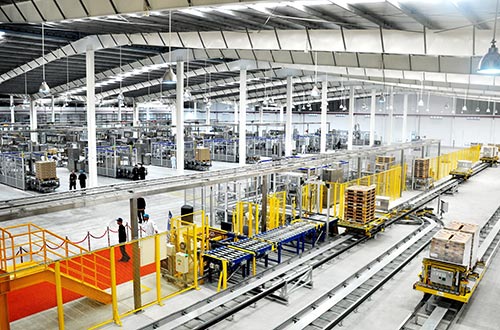 Nhà máy sản xuất sữa nước hiện đại bậc nhất thế giới được Vinamilk đầu tư hơn 2.400 tỉ đồng, tất cả các quy trình trong nhà máy đều được tự động hoá 100%. Nhà máy sản xuất sữa nước hiện đại bậc nhất thế giới được Vinamilk đầu tư hơn 2.400 tỉ đồng, tất cả các quy trình trong nhà máy đều được tự động hoá 100%.