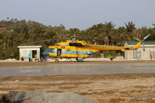 Trực thăng cứu hộ tại sân bay Phú Quý (tỉnh Bình Thuận) ngày 16-4 Ảnh: TRƯỜNG LÊ/NLĐ