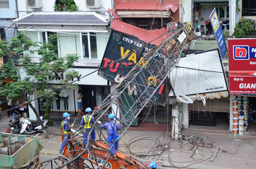 Hiện trường vụ gãy cần cẩu tại dự án đường sắt đô thị Hà Nội vào chiều 12-5 Ảnh: Nguyễn Hưởng