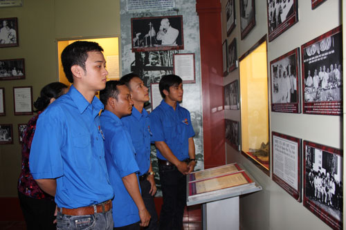 Nhiều bạn trẻ tham quan, tìm hiểu cuộc đời, sự nghiệp của Bác Hồ tại Bảo tàng Hồ Chí Minh Chi nhánh TP HCM sáng 16-5