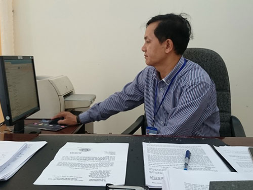 Ông Đào Trọng Định, Phó Chánh Văn phòng UBND tỉnh Ninh Thuận, cũng thấy ngán với số lượng báo cáo tiếp nhận và gửi đi mỗi ngày Ảnh: LÊ TRƯỜNG