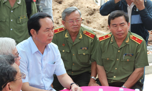 Bộ trưởng Bộ Công an Trần Đại Quang (bên trái) đến hiện trường chia buồn cùng gia tộc đồng thời chỉ đạo điều tra vụ ánẢnh: Như Phú