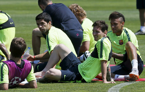 Bộ ba Suarez (trái), Messi và Neymar thư giãn trong buổi tập trước trận chung kết Ảnh: REUTERS
