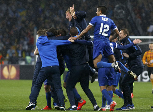 Đội Dnipro vui mừng sau khi giành quyền vào chơi trận chung kết Europa League  Ảnh: REUTERS