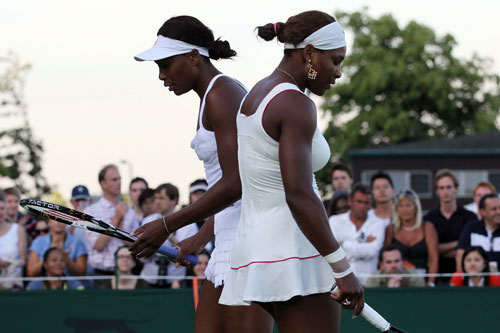 Venus (trái) và Serena lần thứ 6 đối đầu nhau tại Wimbledon                                            Ảnh: REUTERS