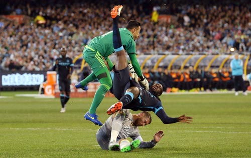 Yaya Toure (áo sậm) trong pha va chạm ở trận thua Real Madrid 1-4 tối 24-7. Sau đó anh bị choáng và được cho về nước cùng DelphẢnh: REUTERS