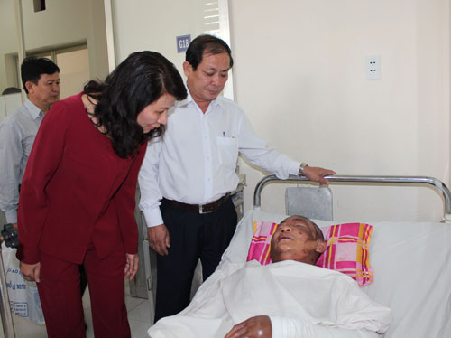 Lãnh đạo LĐLĐ TP HCM thăm một công nhân bị tai nạn lao động Ảnh: THANH NGA Lãnh đạo LĐLĐ TP HCM thăm một công nhân bị tai nạn lao động Ảnh: THANH NGA