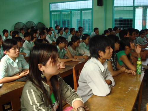 Lao động Việt Nam tìm hiểu thông tin đi làm việc ở nước ngoài