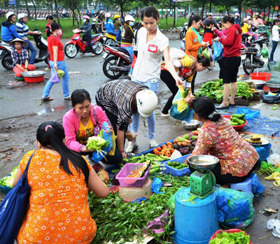 Rau củ là chọn lựa hàng đầu của nhiều công nhân Công ty Pou Yuen  Ảnh: NGUYỄN LUÂN