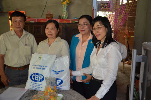 Lãnh đạo LĐLĐ TP HCM và Quỹ CEP thăm hỏi, tặng quà cho bà con nghèo tại ấp Tân Trang, xã Đông Hòa, huyện Châu Thành, tỉnh Tiền Giang