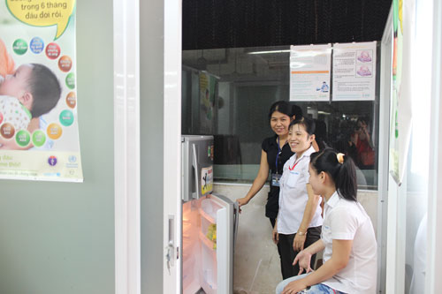 Lao động nữ tại Công ty Vinh Tiến, huyện Bình Chánh, TP HCM phấn khởi với việc cabin sữa được lắp đặt tại doanh nghiệp