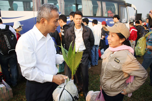 Chủ tịch Tổng LĐLĐ Việt Nam Đặng Ngọc Tùng thăm hỏi công nhân các KCX-KCN TP HCM chuẩn bị về quê ăn Tết Ảnh: Hoàng Triều