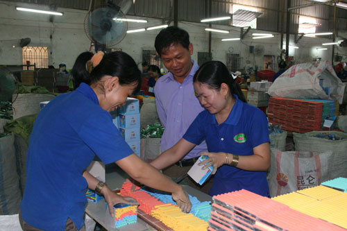 Người lao động rất quan tâm đến vấn đề tăng lương tối thiểu vùng Ảnh: Vĩnh Tùng