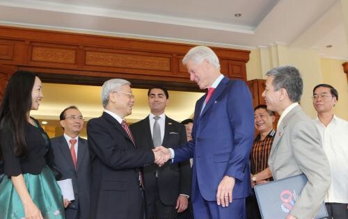 Tổng Bí thư Nguyễn Phú Trọng tiếp cựu Tổng thống Mỹ Bill Clinton ngày 2-7. Ảnh: TTXVN
