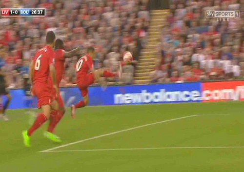 Coutinho nỗ lực lấy bóng trong thế việt vị, ngay phía sau là Benteke và Lovren (6)