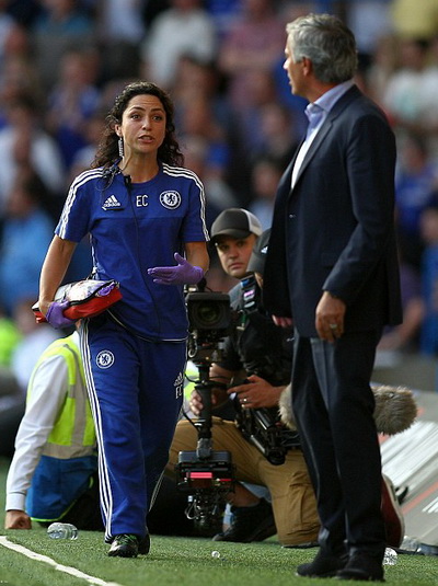Mourinho cự cãi với bác sĩ Eva từ ngoài sân rồi chỉ trích cộng sự trong phòng họp báo