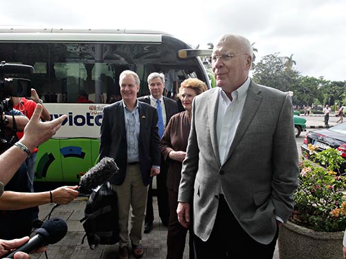 Thượng nghị sĩ Mỹ Patrick Leahy tiếp xúc với báo giới sau khi đến Havana Ảnh: REUTERS