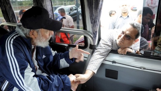 Ông Fidel Castro lần lượt bắt tay những người trong phái đoàn Venezuela.
Ảnh: Estudios Revolucion/Cubadebate/Reuters