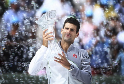 Chiếc cúp vô địch thứ 5 của Djokovic ở Miami