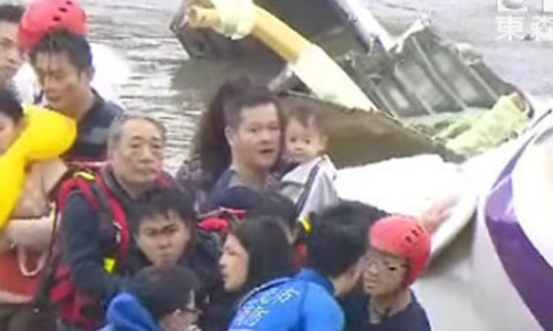 Anh Lin bế con trai trong khi chờ cứu hộ. Ảnh: Focus Taiwan
