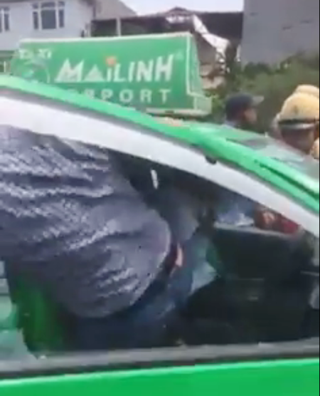 Một người đi đường bức xúc đạp vào người tài xế taxi bất chấp việc gây nguy hiểm cho người tham gia giao thông - Ảnh cắt từ clip