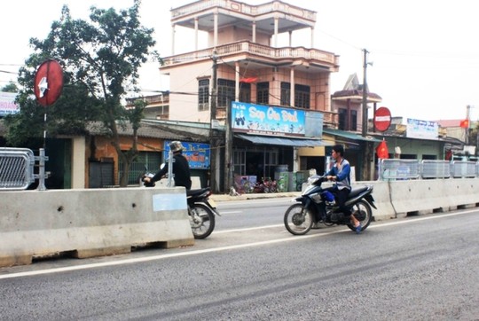 Nhiều tấm bê tông làm dải phân cách đã bị người dân ở Thanh Hóa tháo dỡ để mở lối sang đường trên quốc lộ 1 - Ảnh: Tuấn Minh