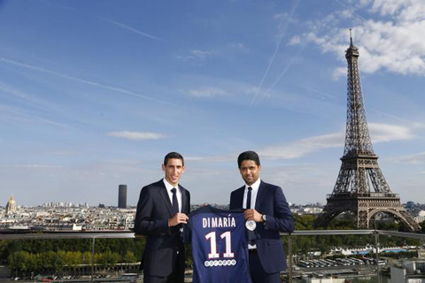 Di Maria chụp ảnh cùng chủ tịch PSG trước tháp Eiffel