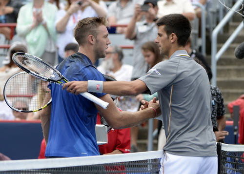 Jack Sock không thể gây sốc trước Novak Djokovic (phải)