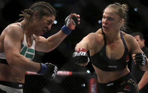 Ronda Rousey (phải) trong một pha tấn công ngay đầu trận. Ảnh: REUTERS