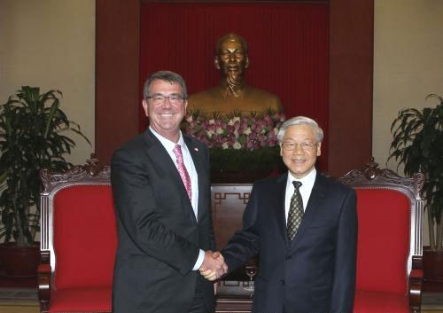 Tổng Bí thư Nguyễn Phú Trọng tiếp Bộ trưởng Quốc phòng Mỹ Ashton Carter ngày 1-6